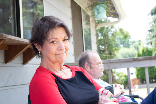 Vicki Bickford dice que depende de su ingreso de cuidadora para mantenerse a flote. (SEIU 775)
