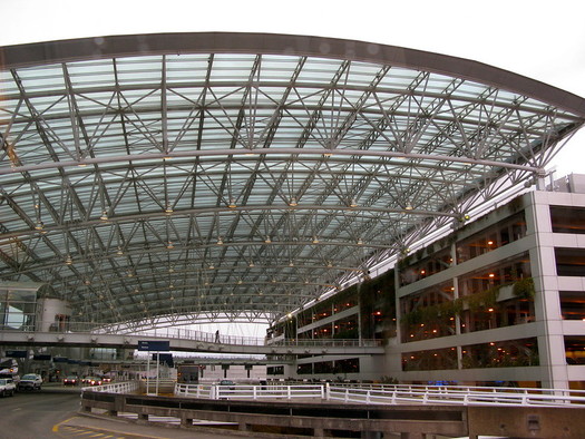 About 900 Portland airport workers will see pay raises over the next year, according to the Port commission. (Oran Viriyincy/Flickr)