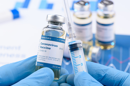 A las personas en mayor riesgo de contagio por el coronavirus se les est dando prioridad para recibir las vacunas COVID-19. (Dmytro S/Adobe Stock)