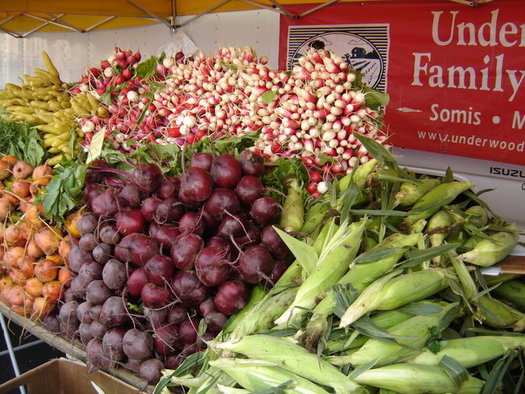 The Market Match program gives people who qualify for food assistance an extra $10 to spend at farmer's markets.(SEE-LA)