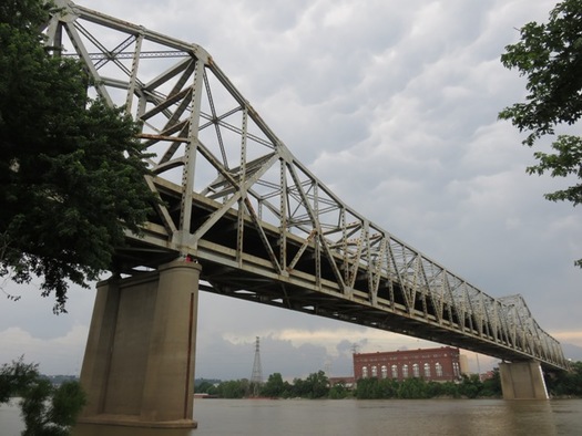 Presidents Barack Obama and Donald Trump failed on promises to secure funding to repair the 50-year-old Brent Spence Bridge spanning the Ohio River at Cincinnati. (Atony-22/Wikimedia Commons)