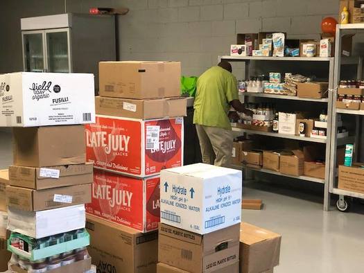 Los voluntarios almacenan estantes en SHARE Cooperative en Winston-Salem. (Facebook)