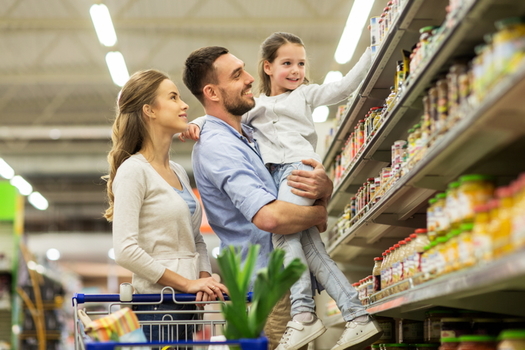 El Crédito Tributario por Hijos ampliado les da a las familias $ 250 o $ 300 cada mes por niño y puede usarse para cualquier cosa que la familia necesite, como comestibles, alquiler o servicios públicos. (Stock de Adobe)