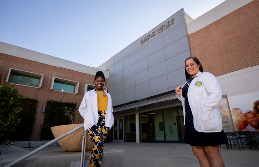 Crystal Witherspoon y Alma Esparza Castaneda se encuentran entre el 49% de los estudiantes de medicina de la Universidad de California en Riverside que se identifican a s mismos como una minora subrepresentada. (Stan Lim / UC Riverside)