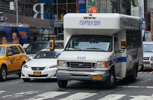 Access-A-Ride volvi a programar viajes compartidos el 6 de julio, con el requisito de mascarilla, por orden del gobernador, pero sin mandato de vacunas para pasajeros o conductores. (Chris Sampson/Flickr)