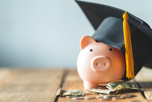 Un nuevo informe descubre que los hogares con muy bajos ingresos representan el 18% de todos los deudores con prstamos estudiantiles, pero solo el 6% son parte del plan de pago que depende de los ingresos. (mnirat / Adobe Stock)