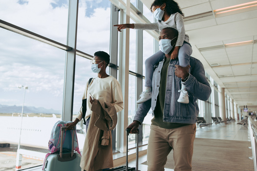 A diferencia del ao pasado, una vacuna contra la COVID-19 est ampliamente disponible durante esta temporada de vacaciones. (Jacob Lund / Adobe Stock)
