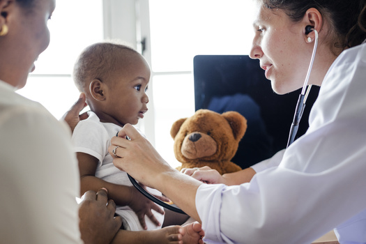 El Informe de salud infantil de Nevada 2021 por la Alianza de Defensa a la Infancia, encontró que solo el 56 por ciento de los niños sin seguro reciben atención médica regular. (Rawpixel / Adobestock)