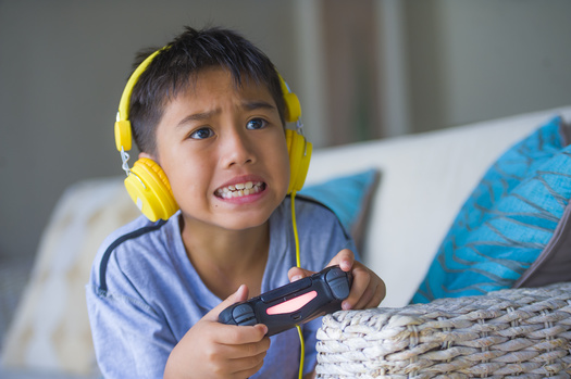 Experts say parents can reduce kids' dependency on screens by setting a good example themselves and arranging more outdoor family activities.(TheVisualsYouNeed/AdobeStock)
