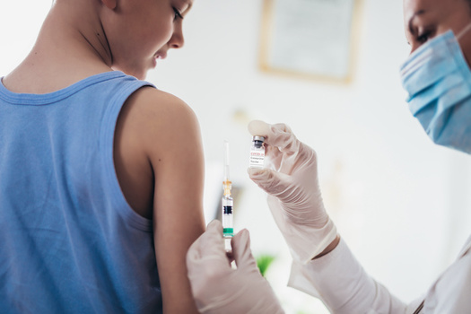 Alrededor del 40% de los niños de entre 12 y 17 años y el 10% de los niños de entre 5 y 11 años han sido vacunados, según el Rastreador de vacunas COVID de la Clínica Mayo en EE. UU. (Adobe Stock)