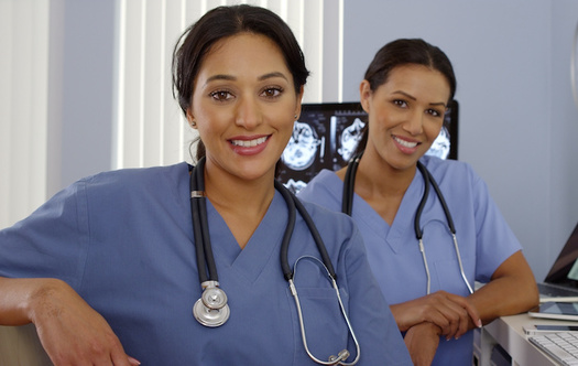 Ampliar las licencias profesionales de enfermera a los beneficiarios de DACA y los titulares de Estado Temporal de Proteccin (TPS) podra ayudar a aliviar la escasez de enfermeras en Tennessee. (Accin de Adobe)