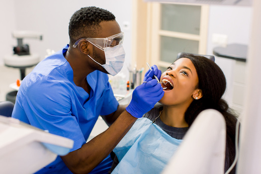 NC Dentists Vaping Increases Risk of Tooth Gum Problems / Public News Service
