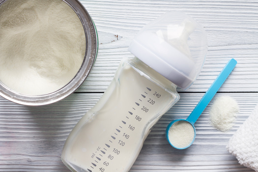 Baby formula out-of-stock rates jumped from 30% to 40% over the course of April. (279photo/Adobe Stock)