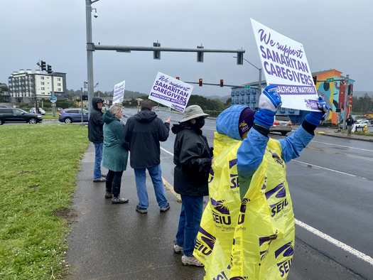 Health-care workers rallied in North Lincoln, Ore., calling for union contract negotiations with Samaritan hospital to restart. (Alan Dubinksy/SEIU Local 49)