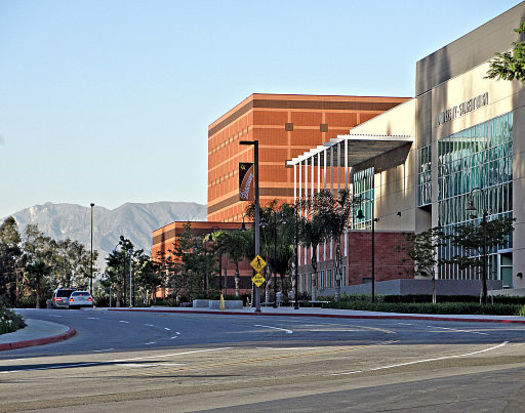 La Universidad Estatal de California-Los �ngeles ocupa el primer lugar en el �ndice de Movilidad Econ�mica porque ayuda a muchos graduados a escapar de la pobreza. (JustEfrain/Wikimedia Commons)