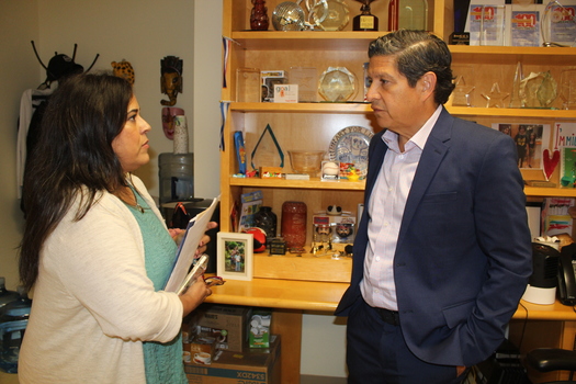La directora de Colaboracin Latina de Compassion & Choices, Mara Otero, se rene con el director ejecutivo de la Hispanic Heritage Foundation, Antonio Tijerino, para hablar sobre una asociacin que promueva la planificacin para el final de la vida. (Compassion & Choices)