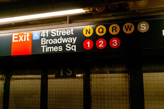 Uno de los problemas ms comunes citados al usar el metro de la ciudad de Nueva York es la falta de acceso a ascensores y escaleras mecnicas en las estaciones para personas con discapacidades, aunque otros lo confunden con un problema de conveniencia. (Michael Vi/Adobe Stock)