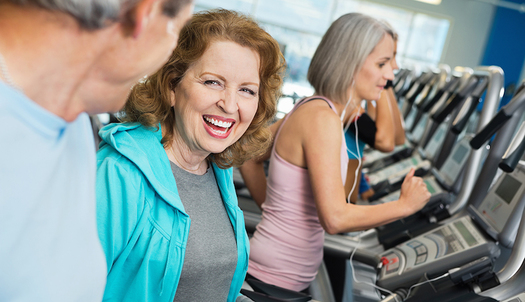 Los expertos dicen que hacer actividad física con regularidad y tener un círculo social fuerte puede mejorar la calidad de vida y el bienestar, especialmente en los adultos mayores. (aarp.org)