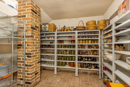 There are more than 600 food-assistance sites in Oregon and southwest Washington, according to the Oregon Food Finder website. (alhim/Adobe Stock)