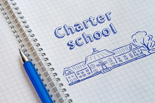 En 2020-21, casi el 90 % de los fondos para escuelas chrter de fuentes estatales, locales y federales provinieron de pagos obligatorios de matrcula de los distritos escolares, segn el Keystone Center for Charter Change. (V. Yakobchuk/Adobe Stock)