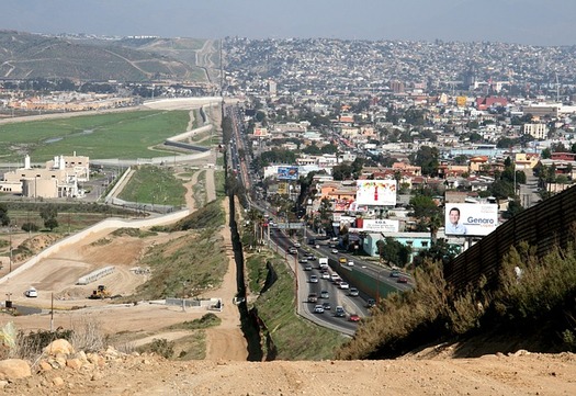 A new poll from Quinnipiac University shows Texas voters say the border, at 38%, ranks first as the most urgent issue facing Texas, followed by abortion and inflation. (Wikilmages/Pixabay)