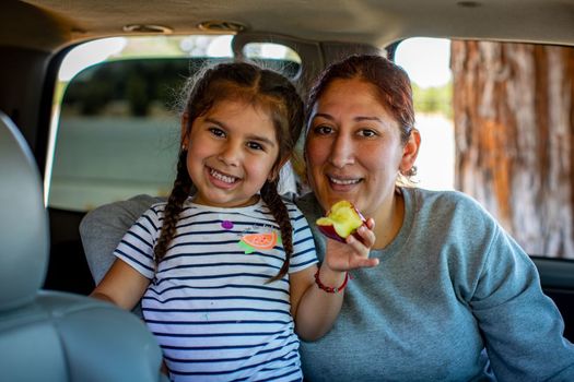 Low-income families in the Central Valley, Lake Los Angeles and Chico areas can sign up through their school districts to get bags of fresh food provided by Save the Children. (Victoria Zegler/Save the Children)