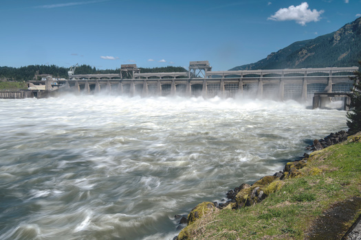 Bonneville Dam on the Columbia River is located near the Oregon town of Cascade Locks. (RG/Adobe Stock)