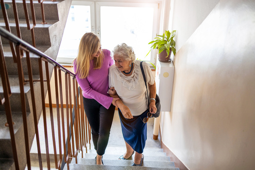 La demanda de cuidadores en el hogar est creciendo a medida que la poblacin envejece rpidamente. (pikselstock/Adobe Stock)