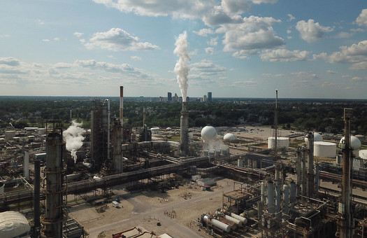 Photo caption: An oil refinery in east Toledo, Ohio. (Ted Auch/FrackTracker Alliance 2019)
