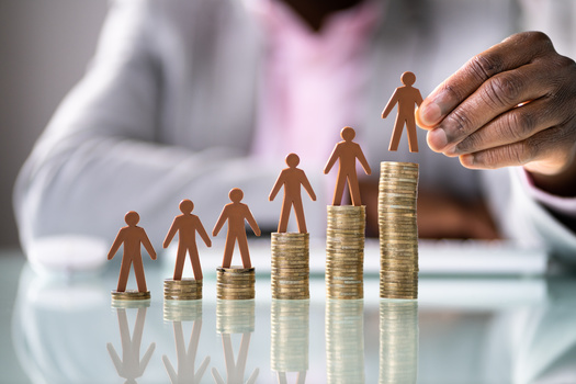 According to data from the Economic Policy Institute, alongside people age 25 or older, a quarter of people who would see benefits from increasing the minimum wage over $20 are parents. (Adobe Stock)