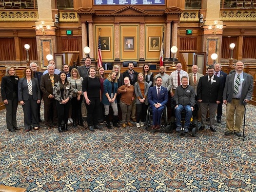 Los miembros del Consejo de Discapacidades del Desarrollo de Iowa asisten a la firma de la Resolucin 9 de la Cmara en el Capitolio del Estado, observando marzo como el mes de Concientizacin sobre las Discapacidades del Desarrollo en Iowa. (Iowa Developmental Disabilities Council)
