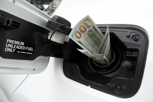 More than 500 elected officials have signed a letter to Gov. Gavin Newsom in favor of a bill to establish accountability for price-gouging at California gas pumps. (Misunseo)