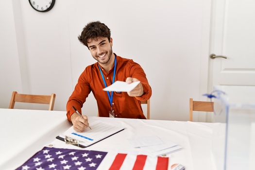 M�ltiples estados han fortalecido las protecciones para los trabajadores electorales, luego de un aumento en las amenazas y el acoso en los �ltimos a�os. (Krakenimages.com/Adobestock)