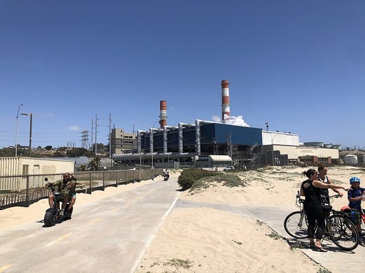 The Los Angeles City Council recently voted to allow the Department of Water and Power to convert Scattergood Power Plant near Playa del Rey to burn a blend of hydrogen gas and natural gas, something environmental groups say would create air pollution. (Facewizard/Wikimedia Commons)