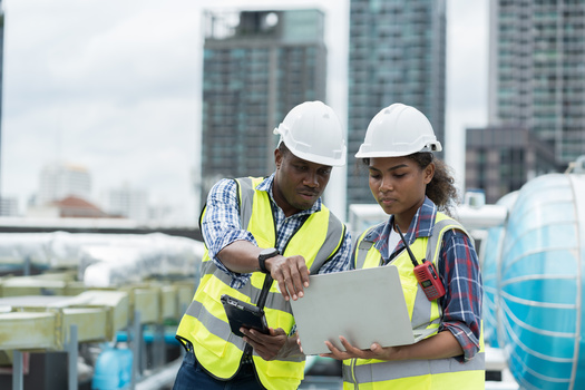 A new report calls for apprenticeship programs to allow students to receive college credits for their hours, regardless of whether the program is completed. (Amorn/Adobestock)