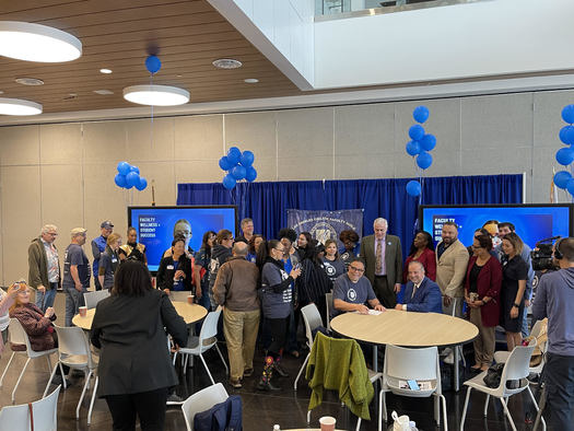 El profesorado a tiempo parcial y los representantes sindicales celebraron el viernes un nuevo contrato en el L-A Trade Tech College. (Chase Golding)