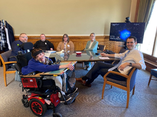Miembros del Consejo de Iowa sobre Discapacidades del Desarrollo se renen en el Capitolio del Estado en apoyo de los proveedores de atencin mdica de apoyo directo. (ICDD/Brooke Lovelace).