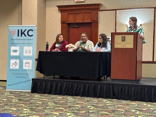 De izquierda a derecha: Angela Hayes, Vivian Lasley-Bibbs, Dra. Patricia Bautista-Cervera y Kelly Taulbee en la Cumbre de Inmunización de Kentucky celebrada el 10 de mayo. (Amber Malott)
