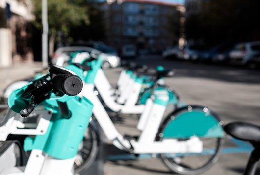 Un informe de la Comisin de Seguridad de Productos del Consumidor de EE. UU. revela que ha habido 121 muertes en todo el pas relacionadas con bicicletas y patinetas elctricas entre 2017 y 2021. (Adobe Stock)