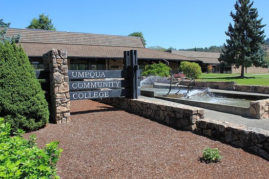 Umpqua Community College es una pequea institucin en el suroeste de Oregn con unos 3000 estudiantes de tiempo completo. (Gordon Friedman/Wikimedia Commons)