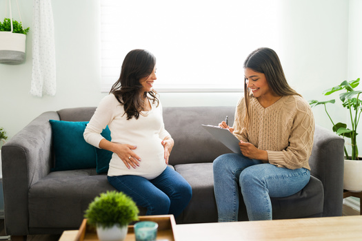 While some states require licensing, Texas doulas can offer physical, emotional and informational support to their clients without a certification. (AntonioDiaz/AdobeStock)