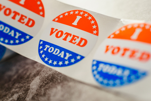 Al menos seis estados y docenas de jurisdicciones locales han introducido legislaci�n para prohibir el uso de m�quinas tabuladoras de papeletas, confiando en su lugar en el recuento manual para determinar los resultados electorales a pesar de que las m�quinas tienen un mayor �ndice de precisi�n. (Adobe Stock)