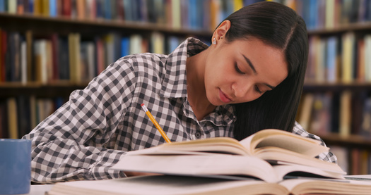 Una nueva encuesta muestra que los estudiantes hispanos que declararon haber tenido experiencias negativas ocasionales en el campus ten�an el doble de probabilidades de considerar la posibilidad de dejar de estudiar en los �ltimos seis meses. (Rocketclips/Adobestock)