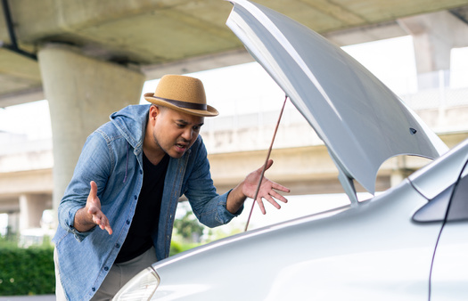 El gobernador Gavin Newsom tiene hasta el s�bado para firmar o vetar cualquier proyecto de ley, incluido uno que cambiar�a los l�mites de las demandas sobre veh�culos defectuosos. (Patcharanan/Adobe Stock)