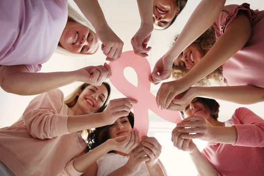 Se estima que casi 300.000 mujeres serán diagnosticadas con cáncer de mama invasivo en 2023. (New Africa/Adobe Stock)