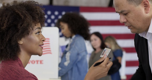 Treinta y cinco estados exigen que los votantes presenten una identificacin en el lugar de votacin; California no lo hace. (Vesperstock/Adobestock)