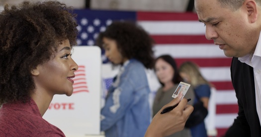 Treinta y cinco estados exigen que los votantes presenten una identificación en el lugar de votación; California no lo hace. (Vesperstock/Adobestock)