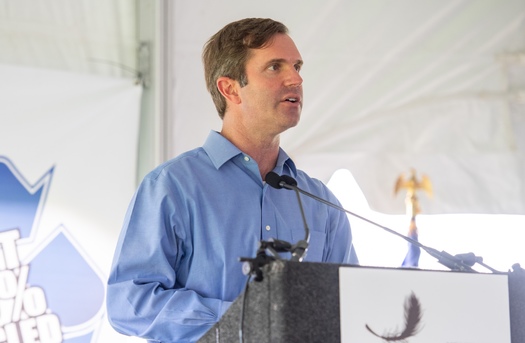 El gobernador Andy Beshear habla en un evento de desarrollo econ�mico en Henderson en 2022. (Tkayne/Wikimedia Commons)