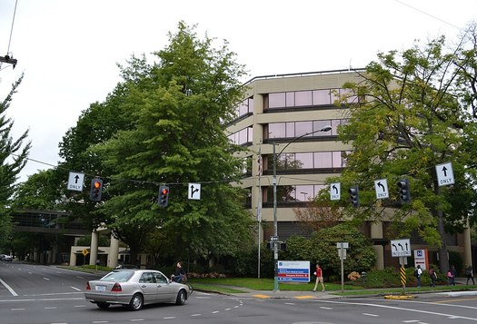 The PeaceHealth Sacred Heart Medical Center in Eugene is closing this year. (Visitor7/Wikimedia Commons)