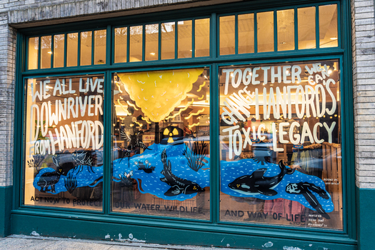 Un mural en la tienda Patagonia en Belltown, Wash., recuerda a las personas que todos vivimos ro debajo de la contaminacin nuclear dejada atrs en Hanford. (Hanford Challenge)